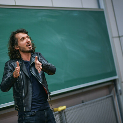 Simon zoekt een Woonboot in Amsterdam
