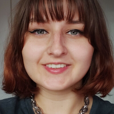 Esther zoekt een Kamer / Appartement / Huurwoning / Studio / Woonboot in Amsterdam