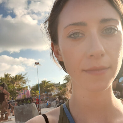 Robyn zoekt een Kamer / Appartement / Huurwoning / Studio / Woonboot in Amsterdam