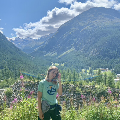 Sara zoekt een Kamer / Appartement / Huurwoning / Studio in Amsterdam