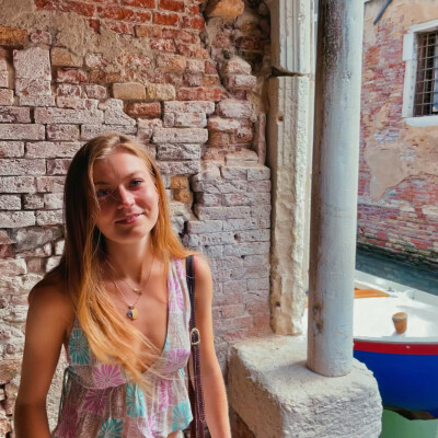 Viola zoekt een Kamer / Appartement / Huurwoning / Studio / Woonboot in Amsterdam