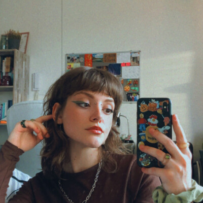 iulia  zoekt een Kamer / Appartement / Huurwoning / Woonboot in Amsterdam