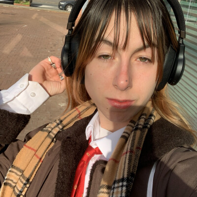 Roos zoekt een Kamer / Appartement / Huurwoning / Studio / Woonboot in Amsterdam