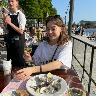 Sarah zoekt een Kamer / Appartement / Huurwoning / Studio / Woonboot in Amsterdam