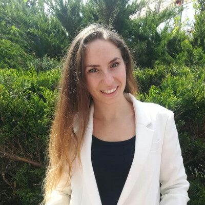 Elisa zoekt een Kamer / Woonboot in Amsterdam