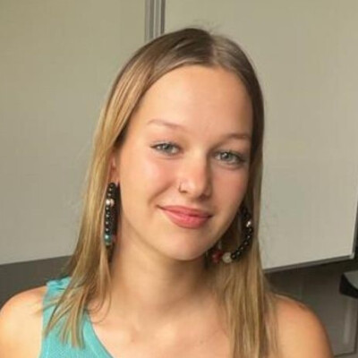 Hana zoekt een Kamer / Appartement / Huurwoning / Studio in Amsterdam