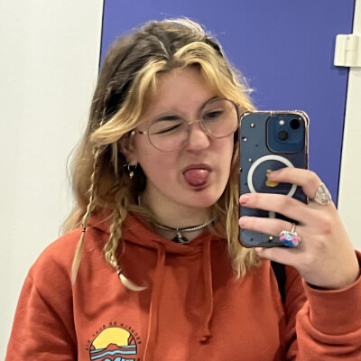 Nienke  zoekt een Kamer / Appartement / Huurwoning / Studio / Woonboot in Amsterdam