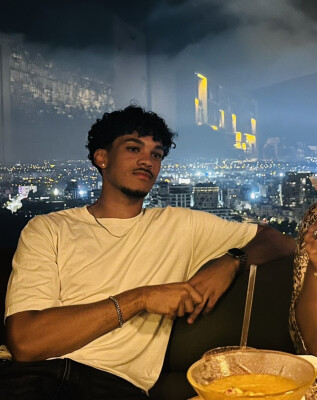 Arno zoekt een Kamer / Appartement / Huurwoning / Studio in Amsterdam