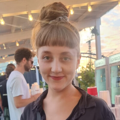 Julia zoekt een Kamer / Appartement / Huurwoning / Studio / Woonboot in Amsterdam