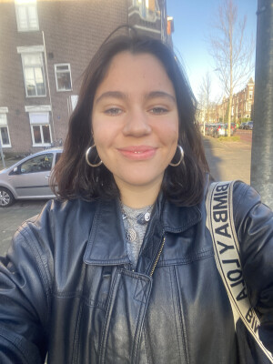 Carmen zoekt een Kamer / Appartement / Huurwoning / Studio in Amsterdam