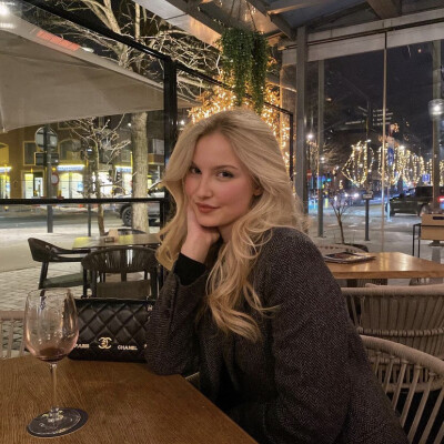 cameron zoekt een Kamer / Appartement / Huurwoning / Studio in Amsterdam