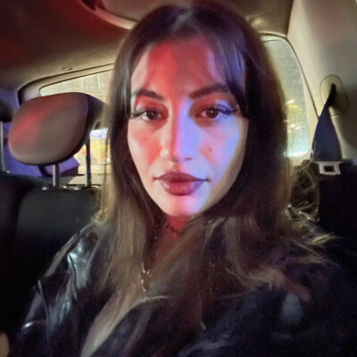 Elena  zoekt een Kamer / Huurwoning / Studio in Amsterdam