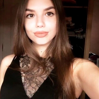 Larissa zoekt een Kamer / Appartement / Huurwoning / Studio in Amsterdam