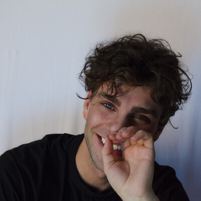 Dennis  zoekt een Kamer / Appartement / Huurwoning / Studio in Amsterdam