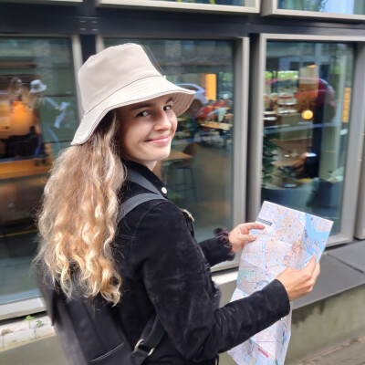 Verena zoekt een Kamer / Appartement / Huurwoning / Studio in Amsterdam